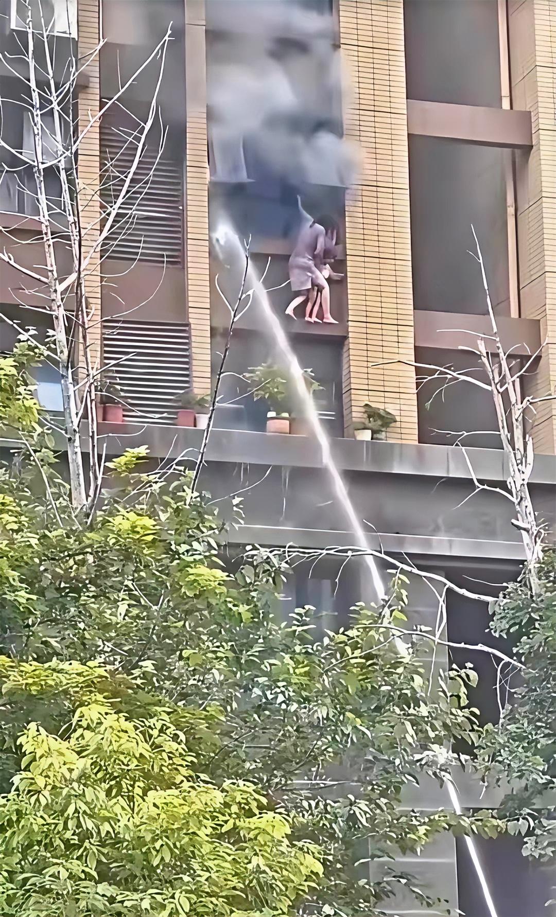 这消防操作实在令人无语。火灾发生后，母女俩爬出窗外，躲在窗户下面。当时并无明火，