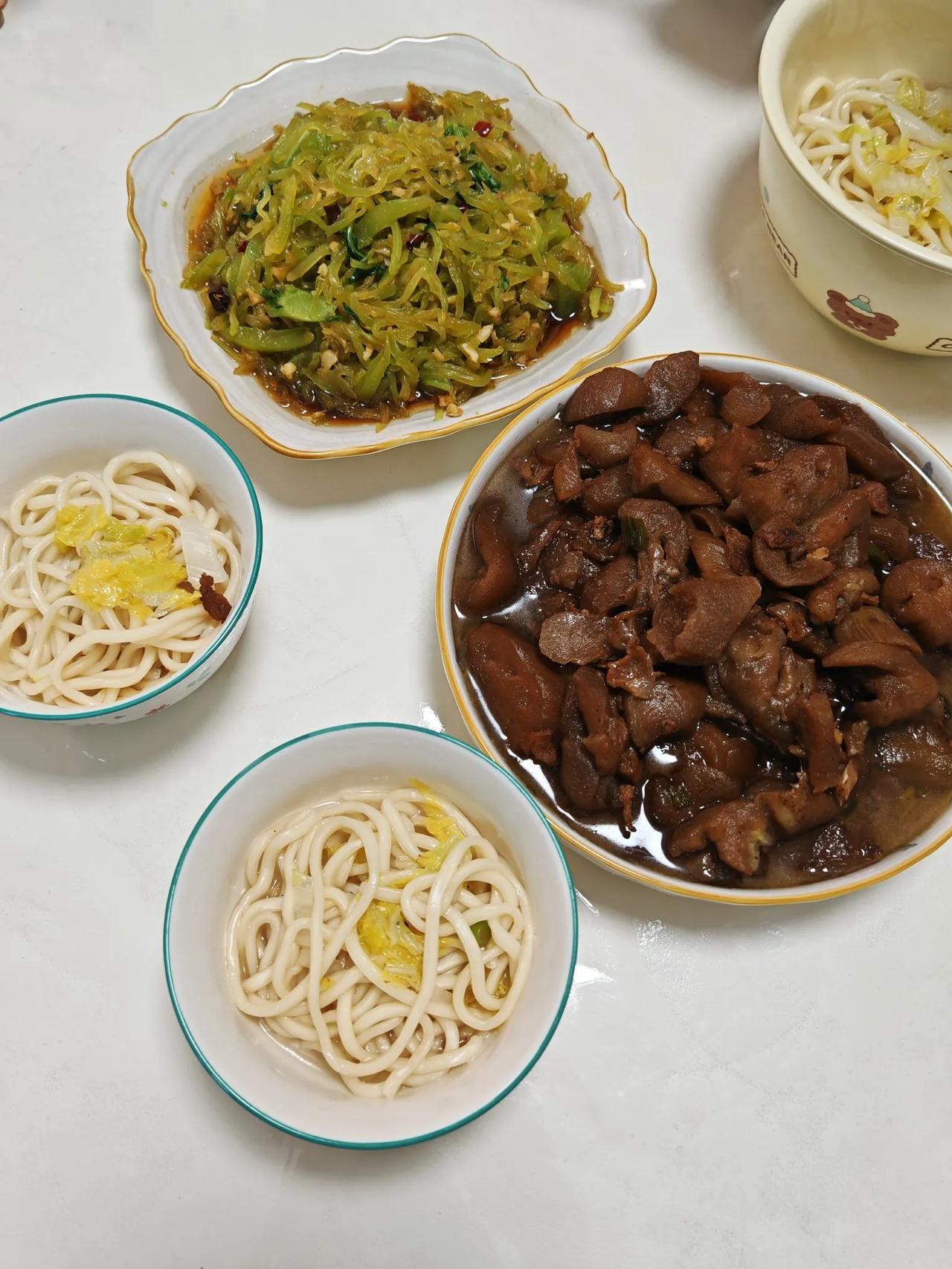 2025.5.6晚饭🥢今天晚上接完孩子回到家都快七点了，老妈把饭也做好了。
