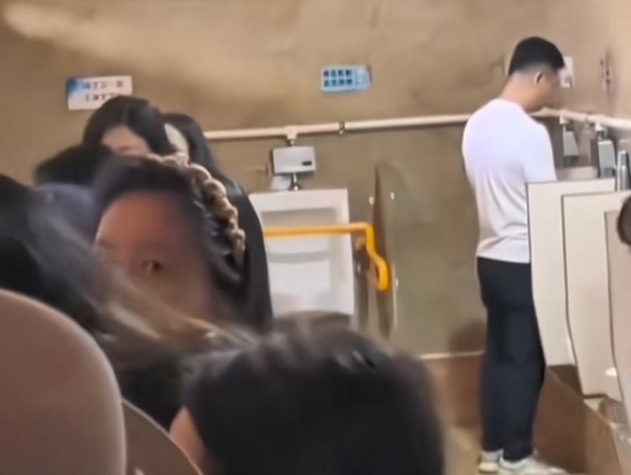 现在景区的离谱操作，真的直接把大哥的CPU干烧了！本来女厕排队人多大家都能理解