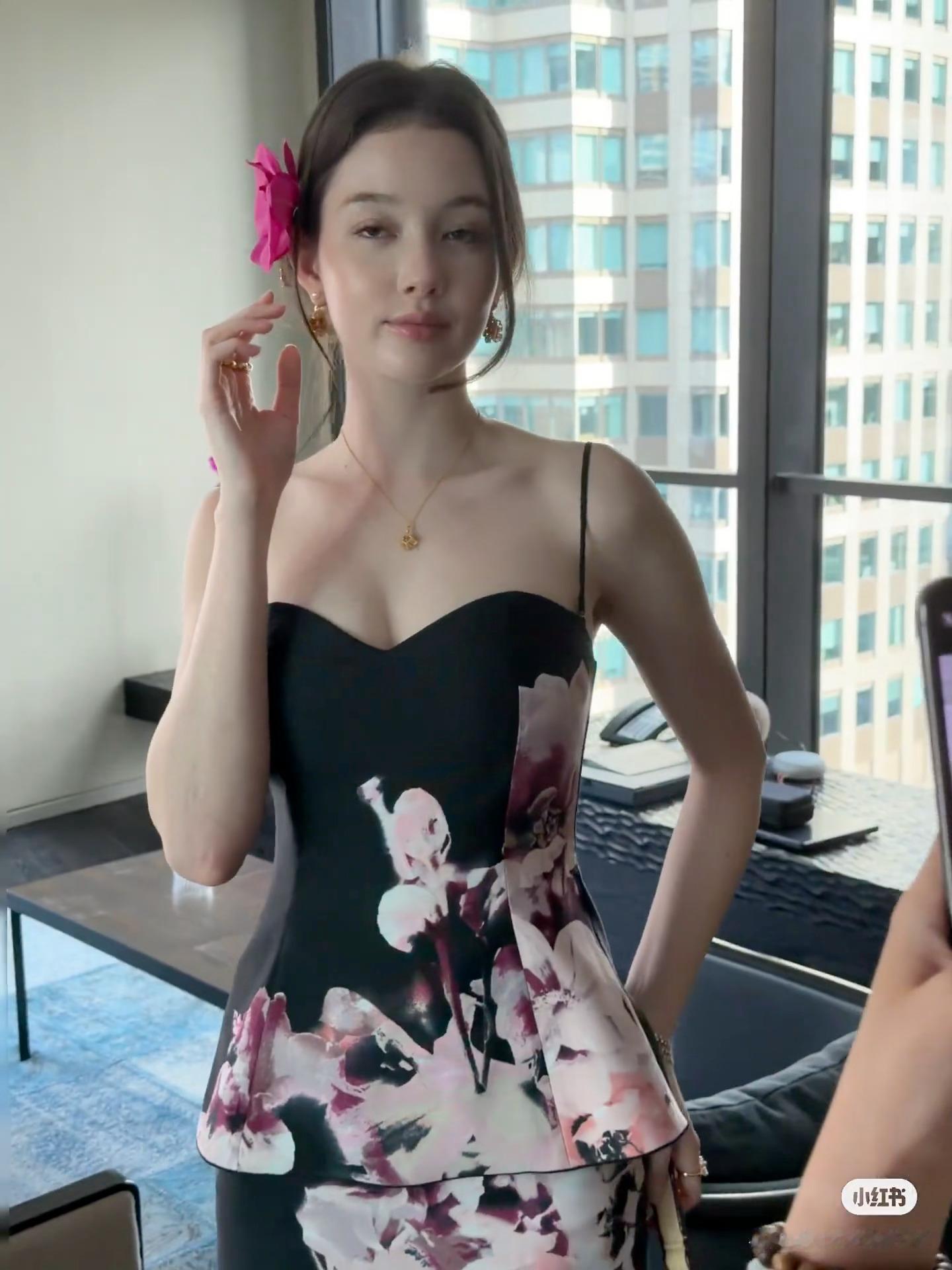 我好喜欢这个模特谁懂….欧美骨东方皮五官深邃皮肤香香软软的好处尽占了…..