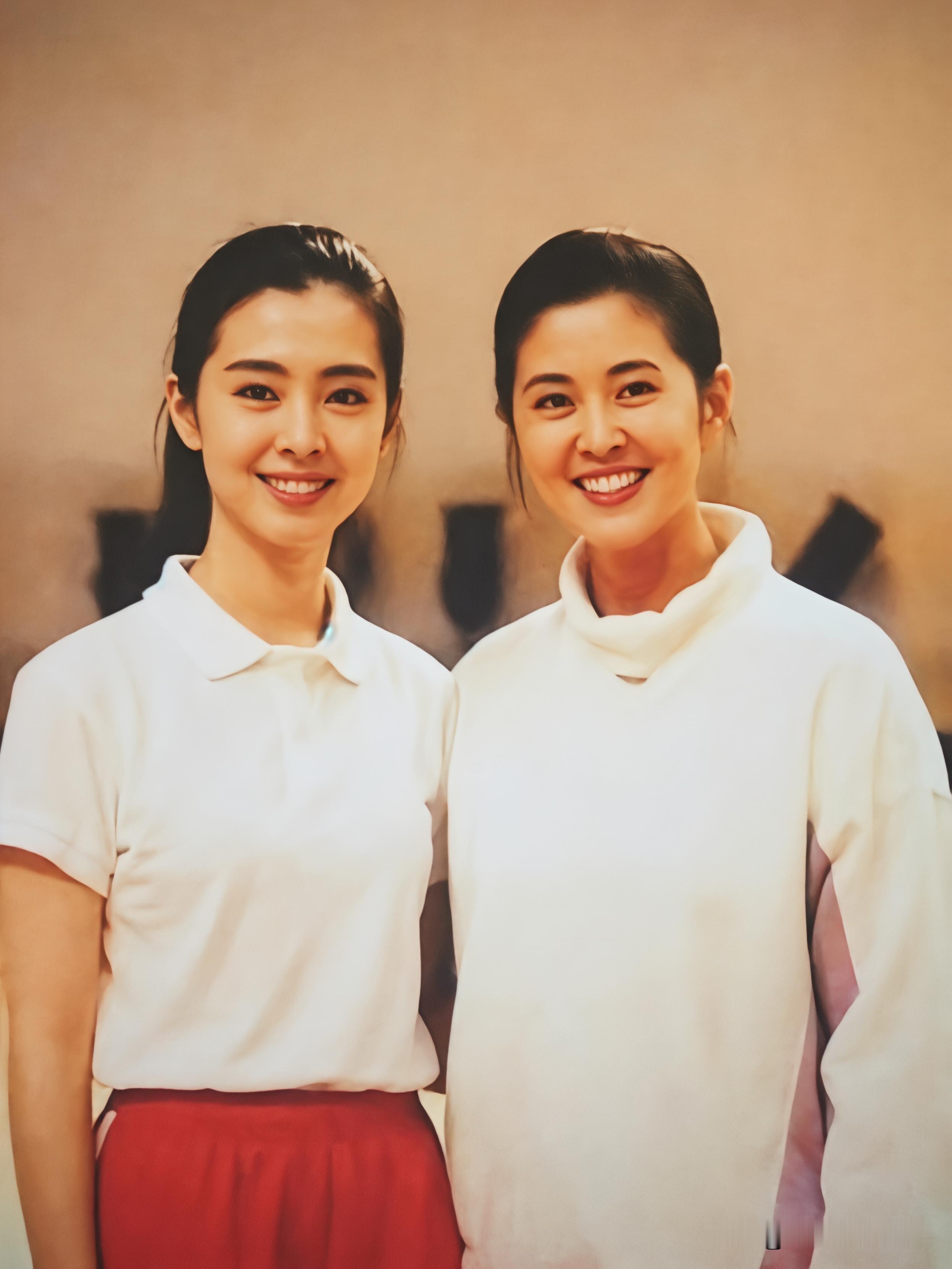 王祖贤倪萍罕见同框旧照曝光！白Polo衫VS高领打底，80年代的美人各有风情！一眼万年！这张老照片真