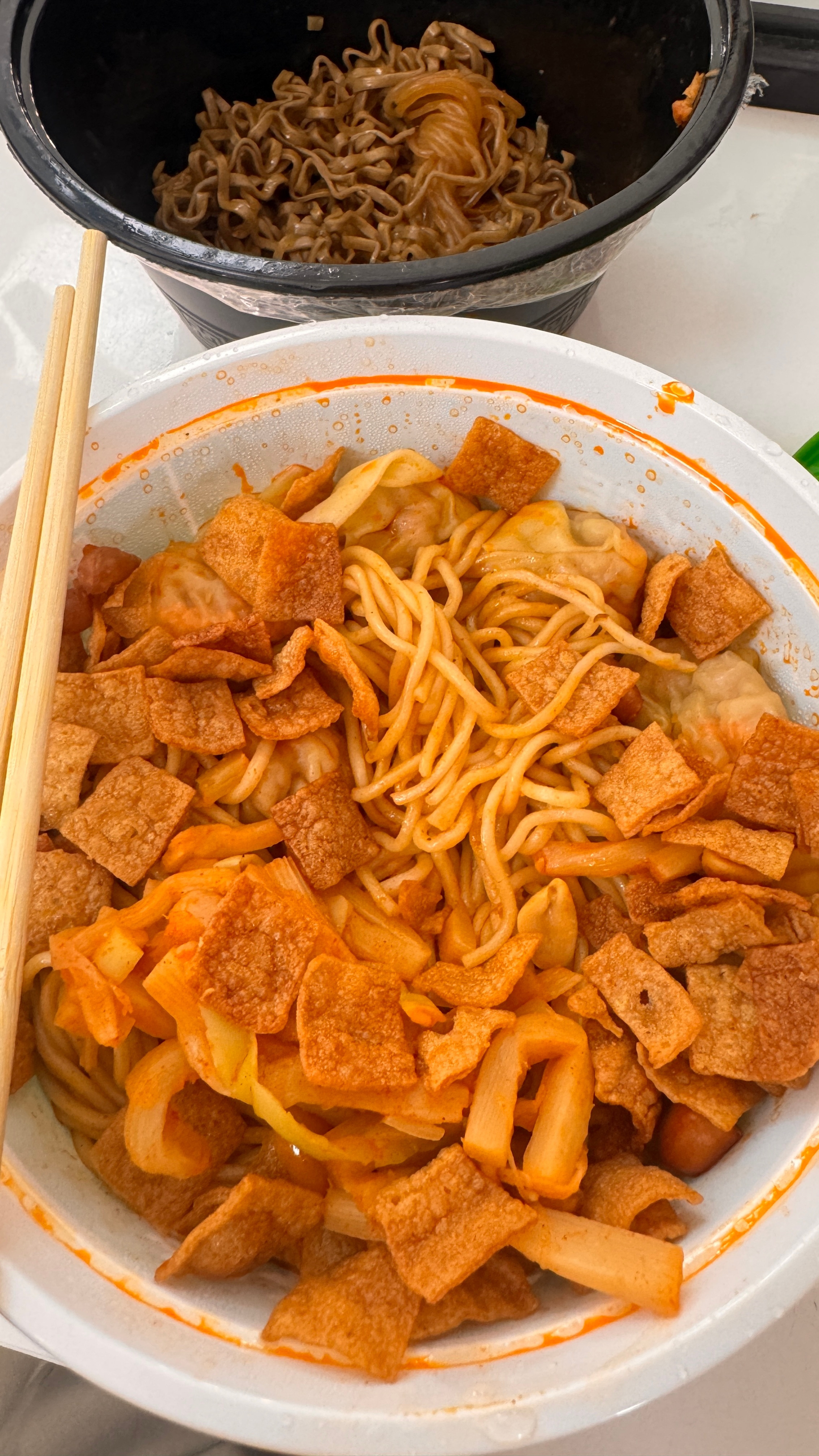 昨天吃了两份一份剁椒一份魔鬼辣干拌结果今天凌晨去跟妆发现嘴巴张不开了….智齿发
