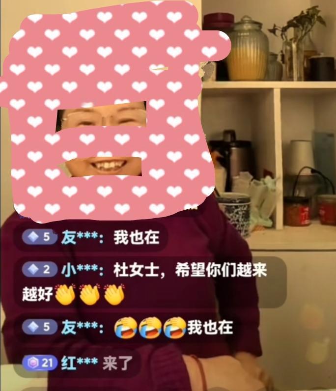 有网友开价50万换老杜在大药房生产的缴费单，老杜高兴极了，当即表态让网友把50万