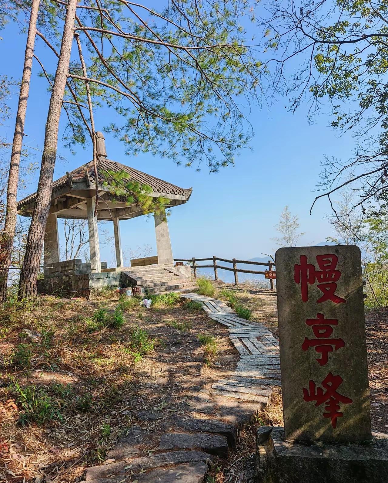 我一哥们，退了十年，也在外头晃了十年。他跟我唠，说旅行这事儿，去哪有时候反而最不