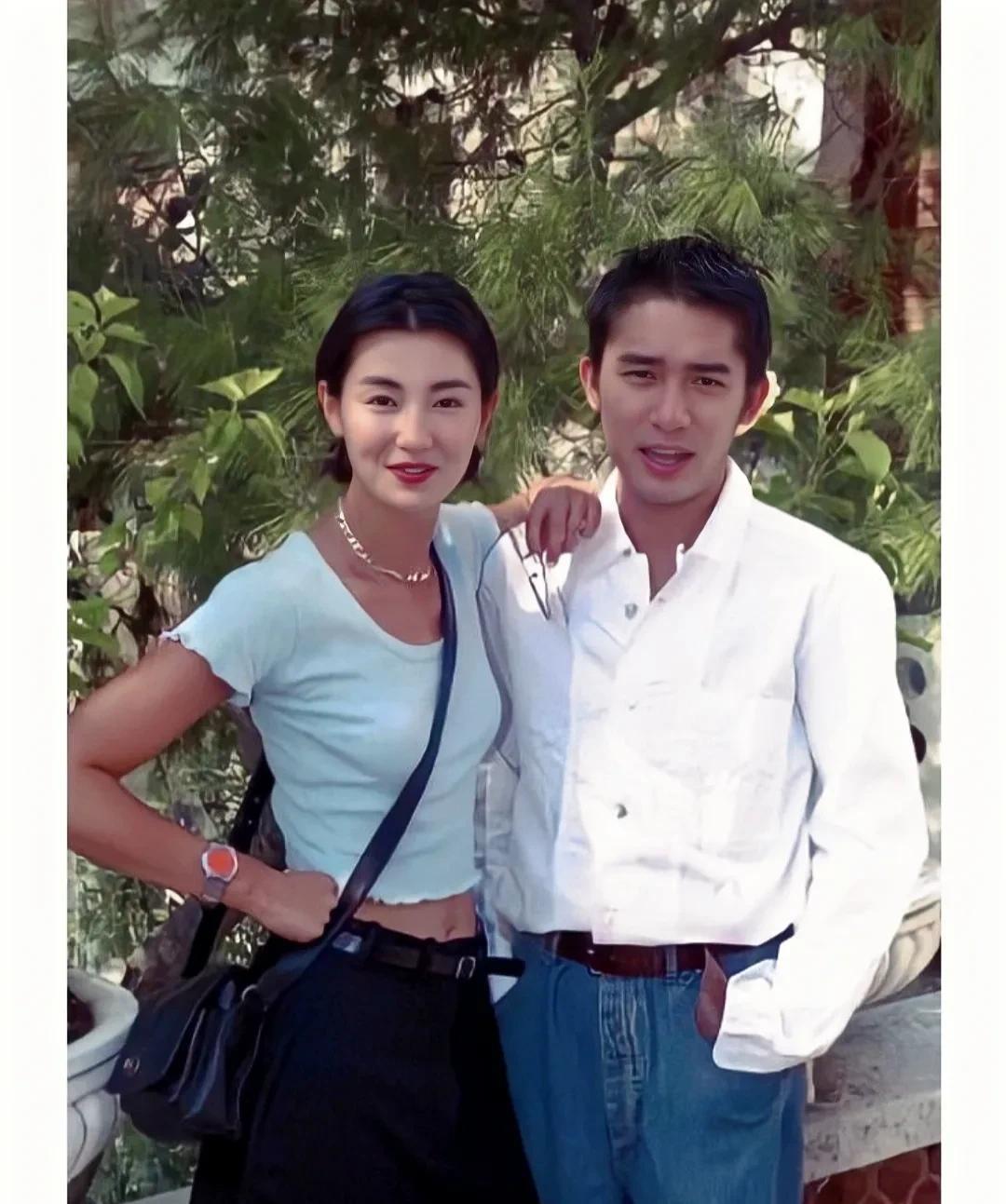 这张照片展现出了张曼玉与梁朝伟1995年在威尼斯，那时候张曼玉31岁，梁朝伟33
