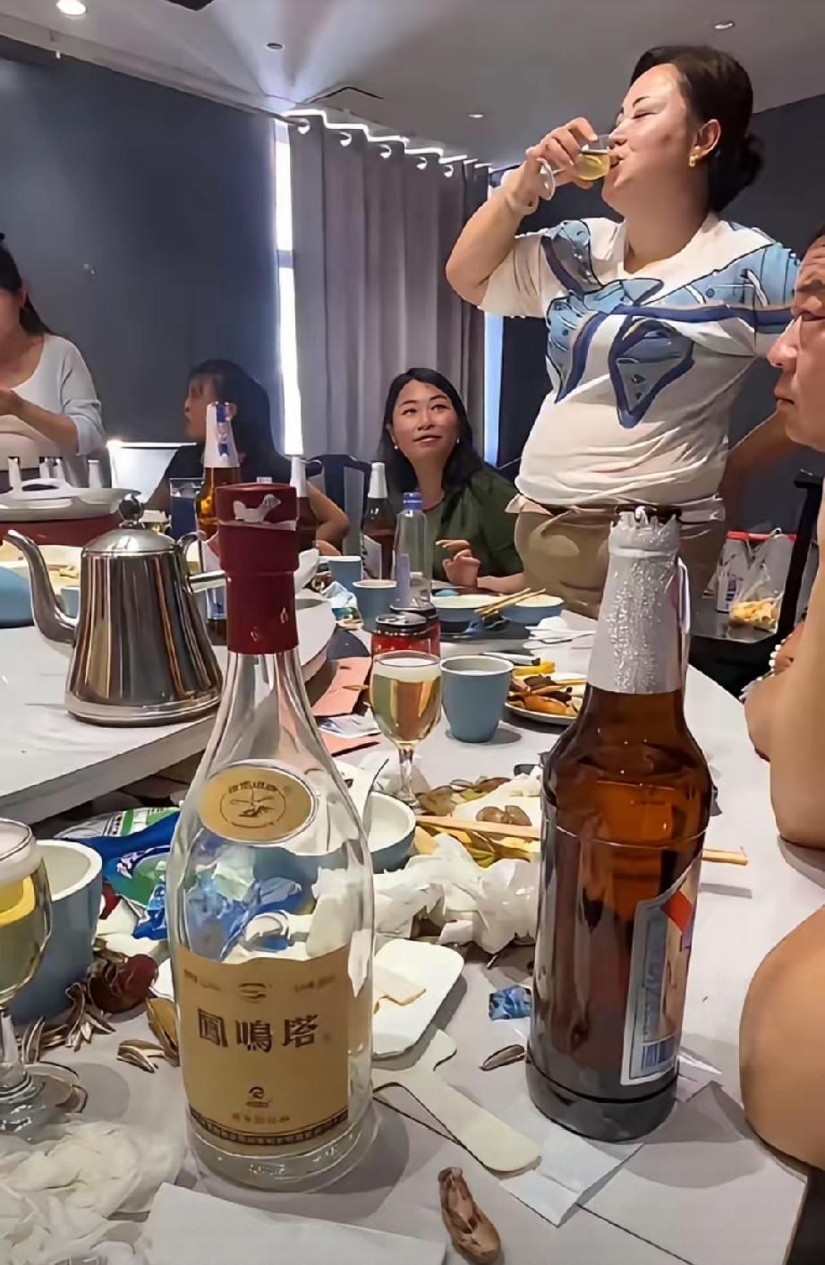这女人一看就是狠角色。