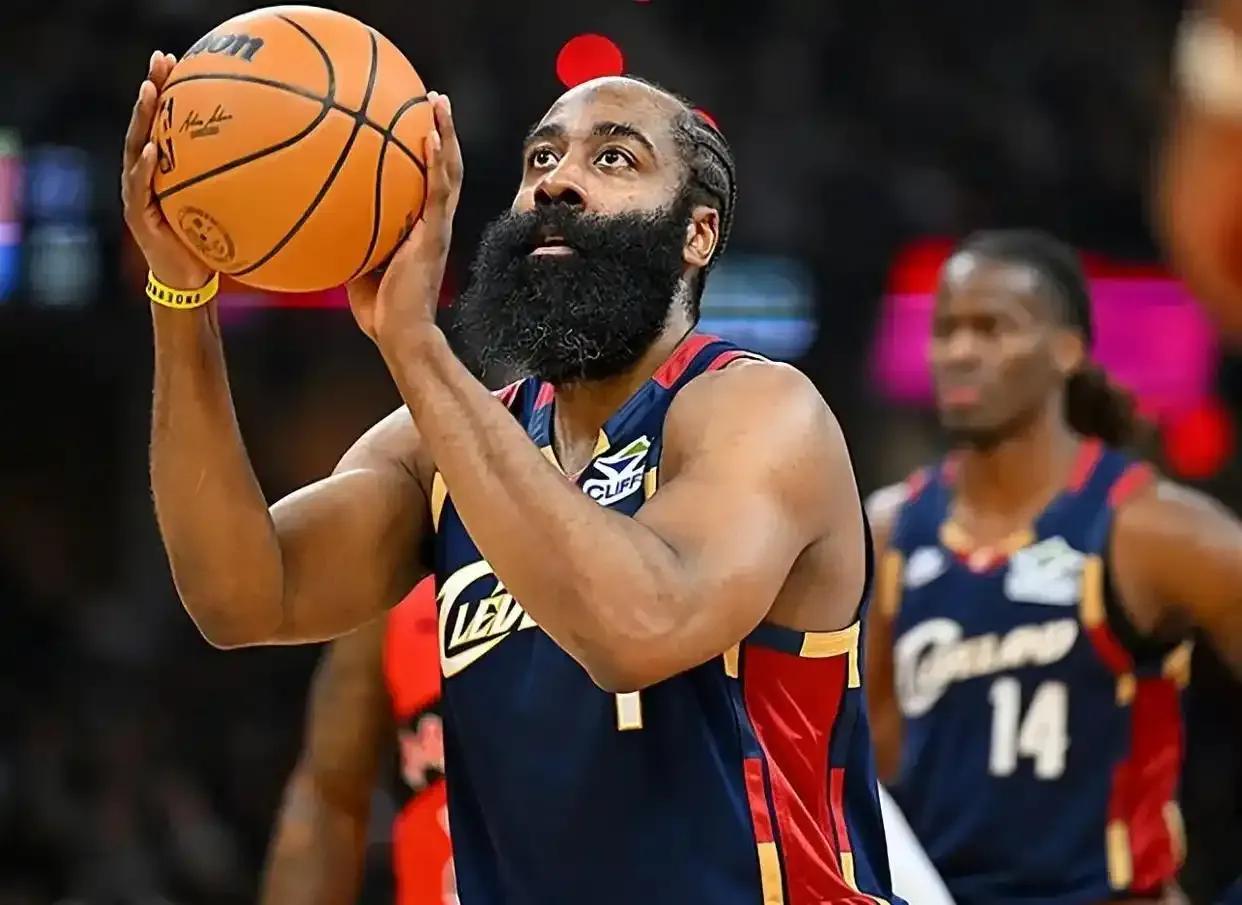 NBA联盟现役球星中，靠罚球得分前三的球星，分别是1、詹姆斯：罚球出手120