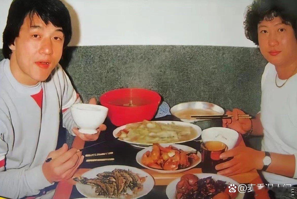 八十年代的照片，成龙大哥的伙食真不错啊