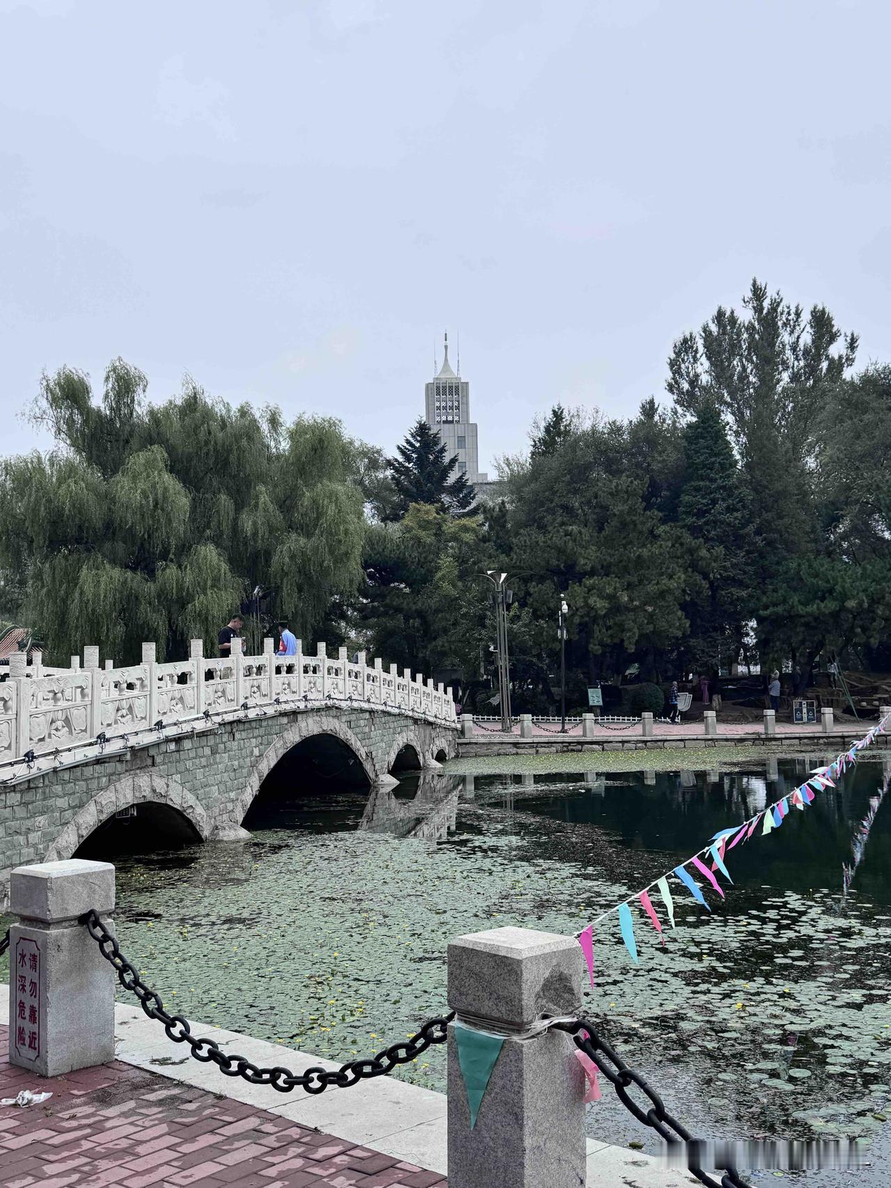 离婚？开什么玩笑，就不离婚，耗死他。30多年前，我们单位的35岁赵经理出