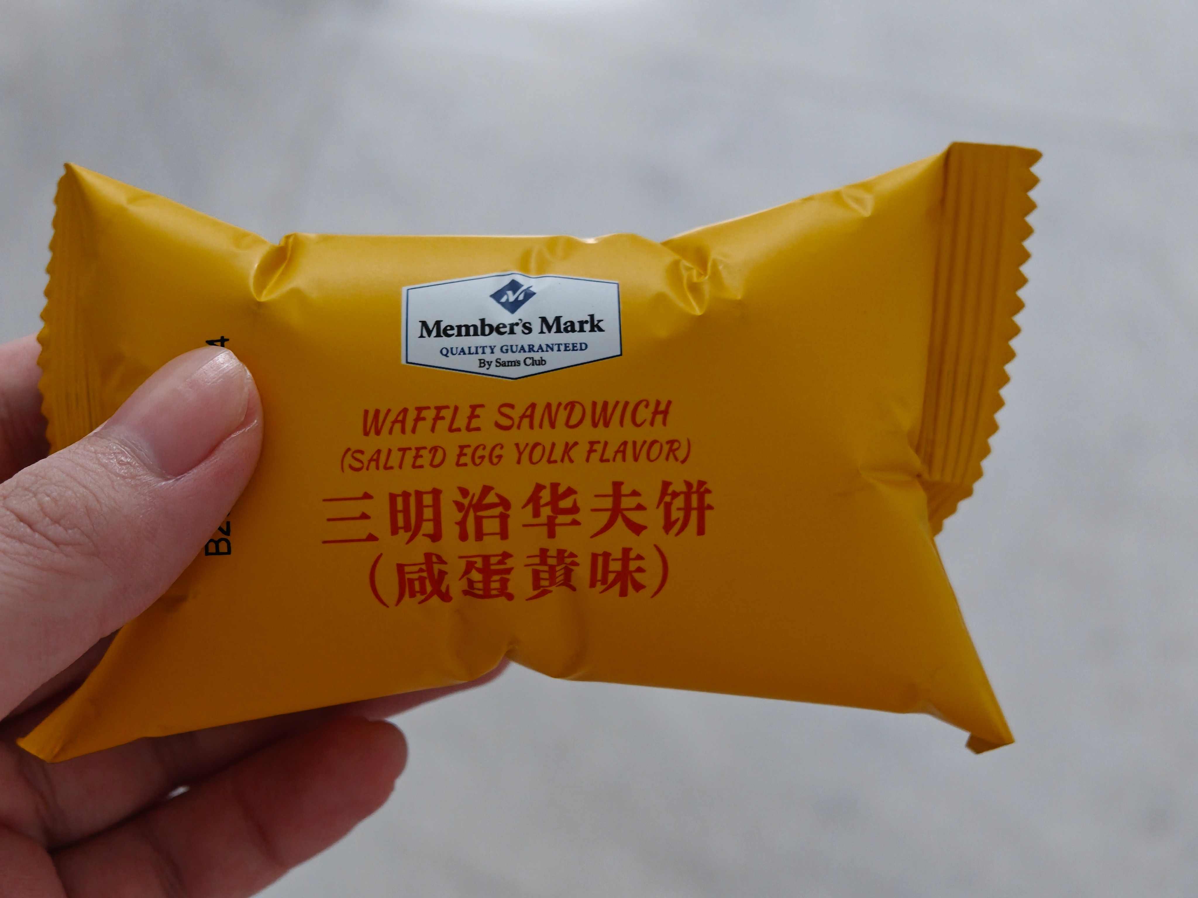 今天坐高铁回家途中肚子有点饿，于是从背包里掏出小蛋糕充饥，没想到却轰动了整个车厢