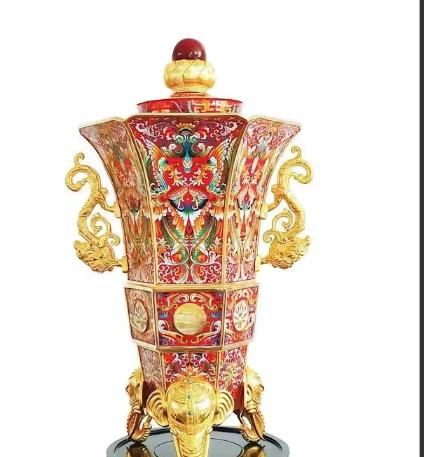 1951年春天，北京一处古文化市场。47岁的林徽因和丈夫梁思成在地摊前停下脚步。