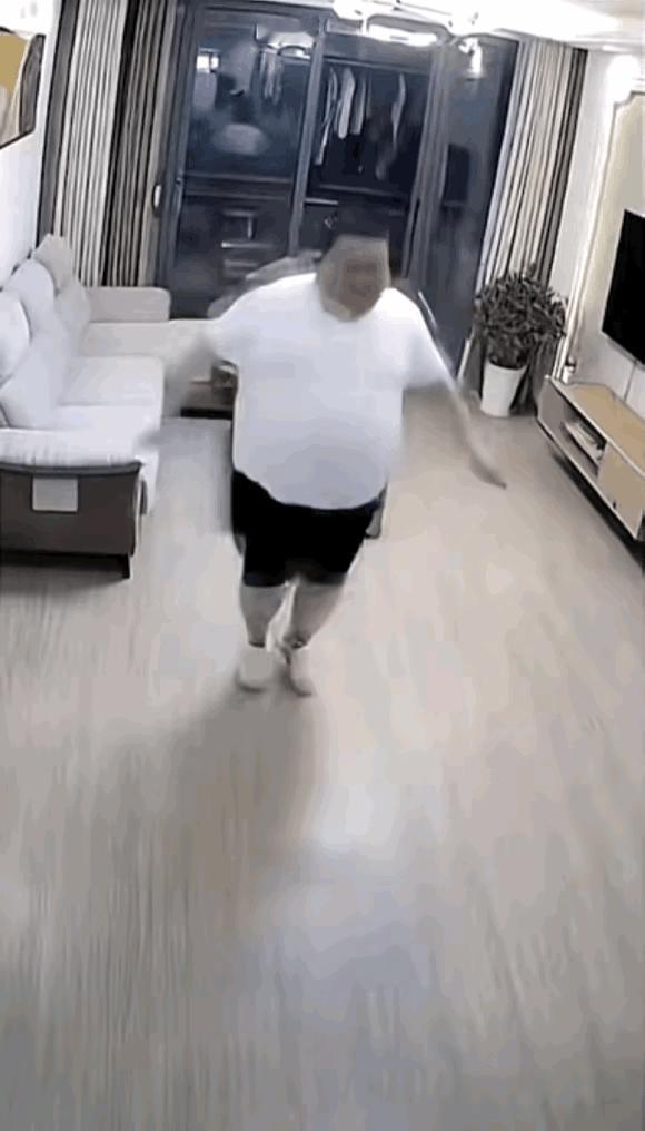 体重太大的悲剧还是发生了[捂脸哭]视频里惊现令人目瞪口呆的一幕，体重