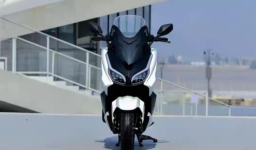 2026年2月25日，南方飞鲨150踏板上市，售价12580元，配置堪称“卷王”