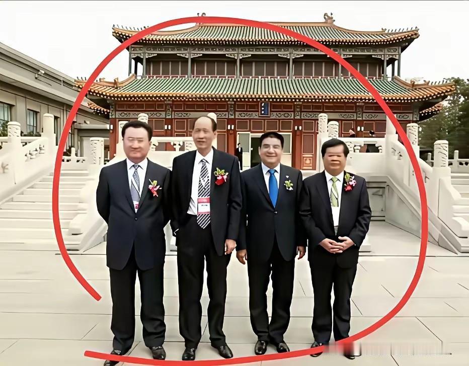 王健林那时春风得意，而今焦头烂额，整天为还债发愁，万达卖了一个又一个。人比黄花瘦