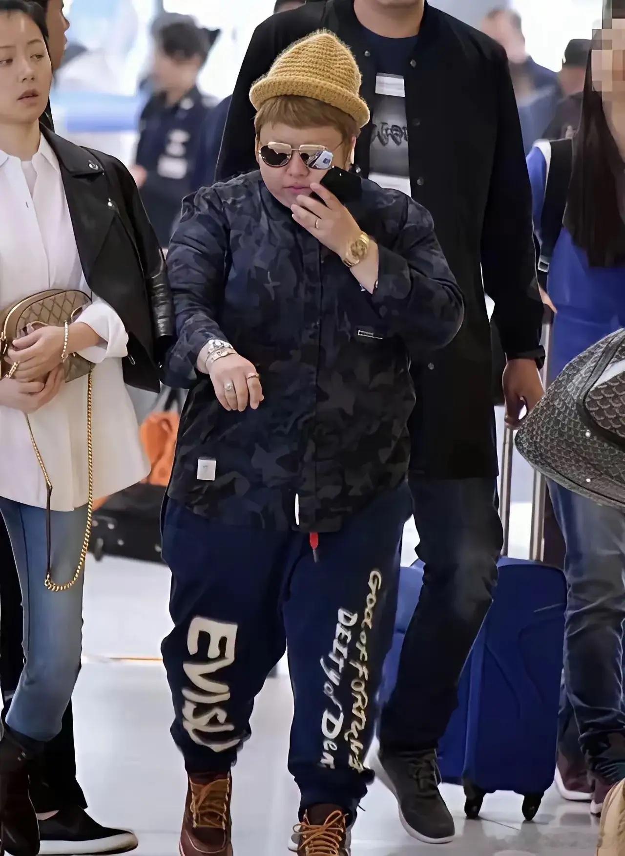 有网友开玩笑说如果韩红不当歌手了也不做慈善公益了，她完全可以去开个武馆，因为她身