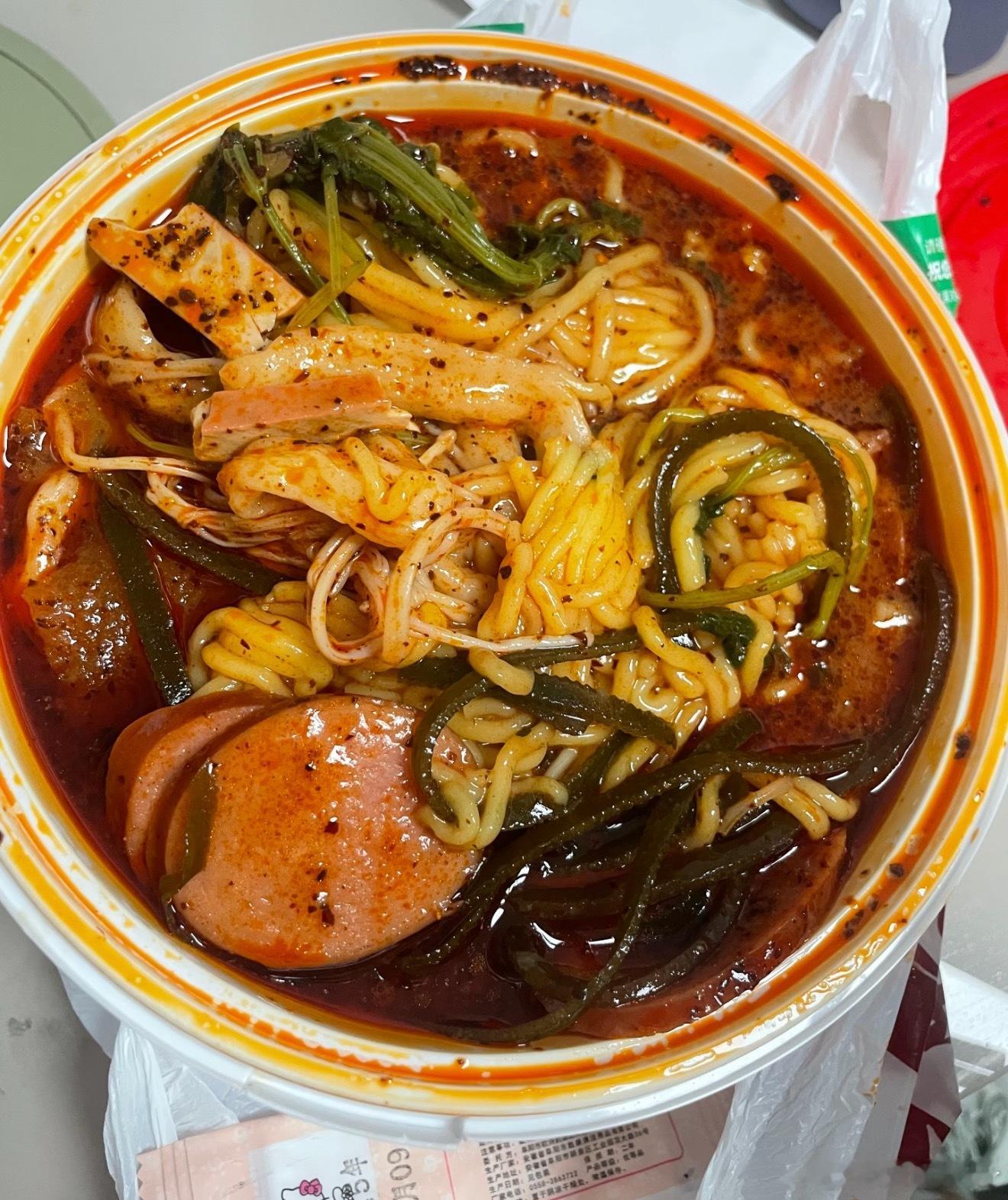 麻辣烫可太香了～我特别愿意吃刘文祥麻辣烫～但是为了减肥，已经很久没吃过了大家喜欢