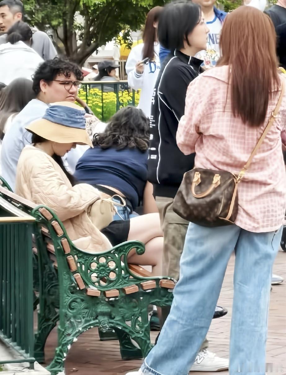回国的刘亦菲在迪士尼被偶遇，看来是瘦了
