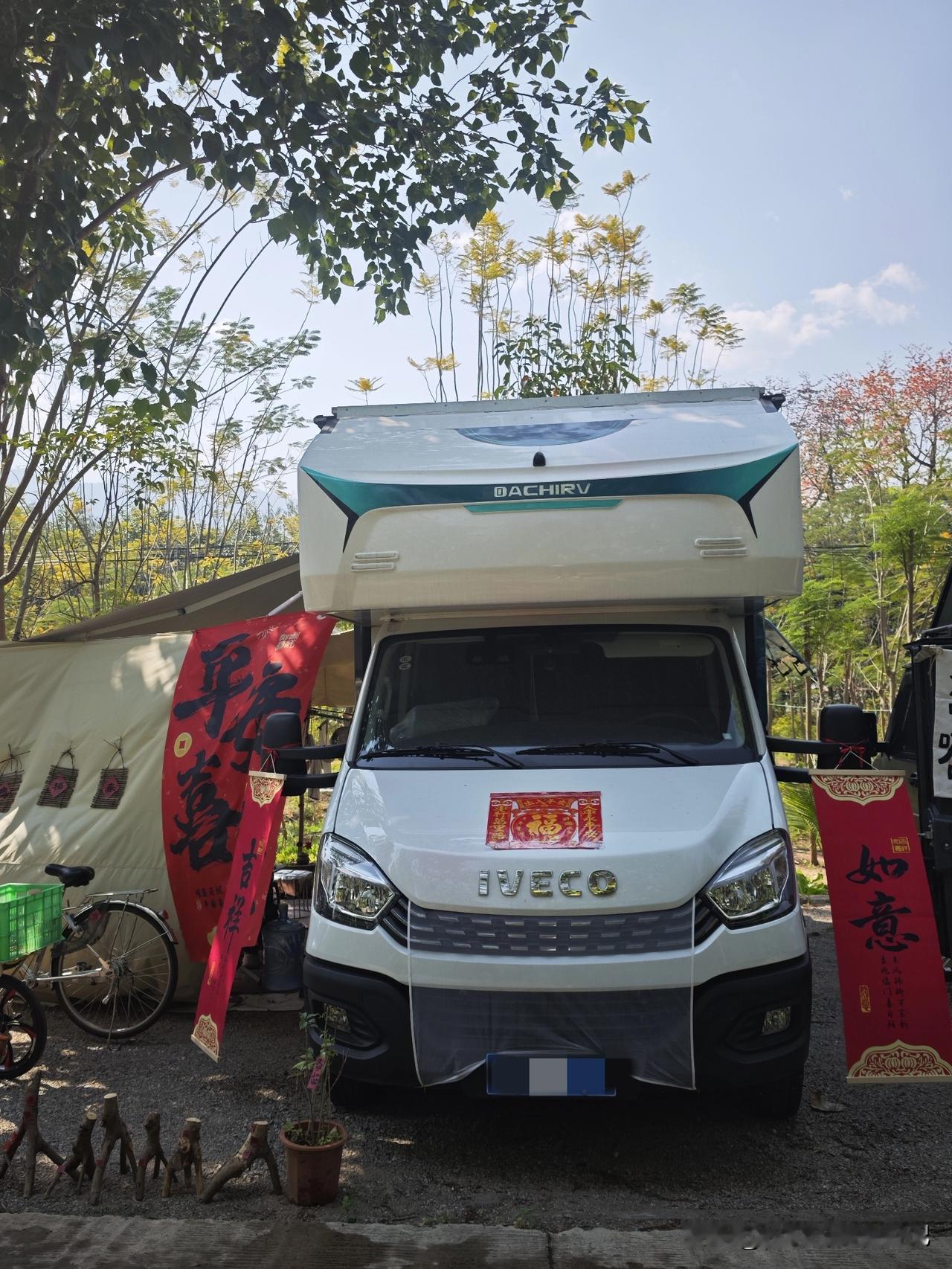 营地里隔壁山东大哥大姐的车装扮的漂亮哦，年味十足哦...