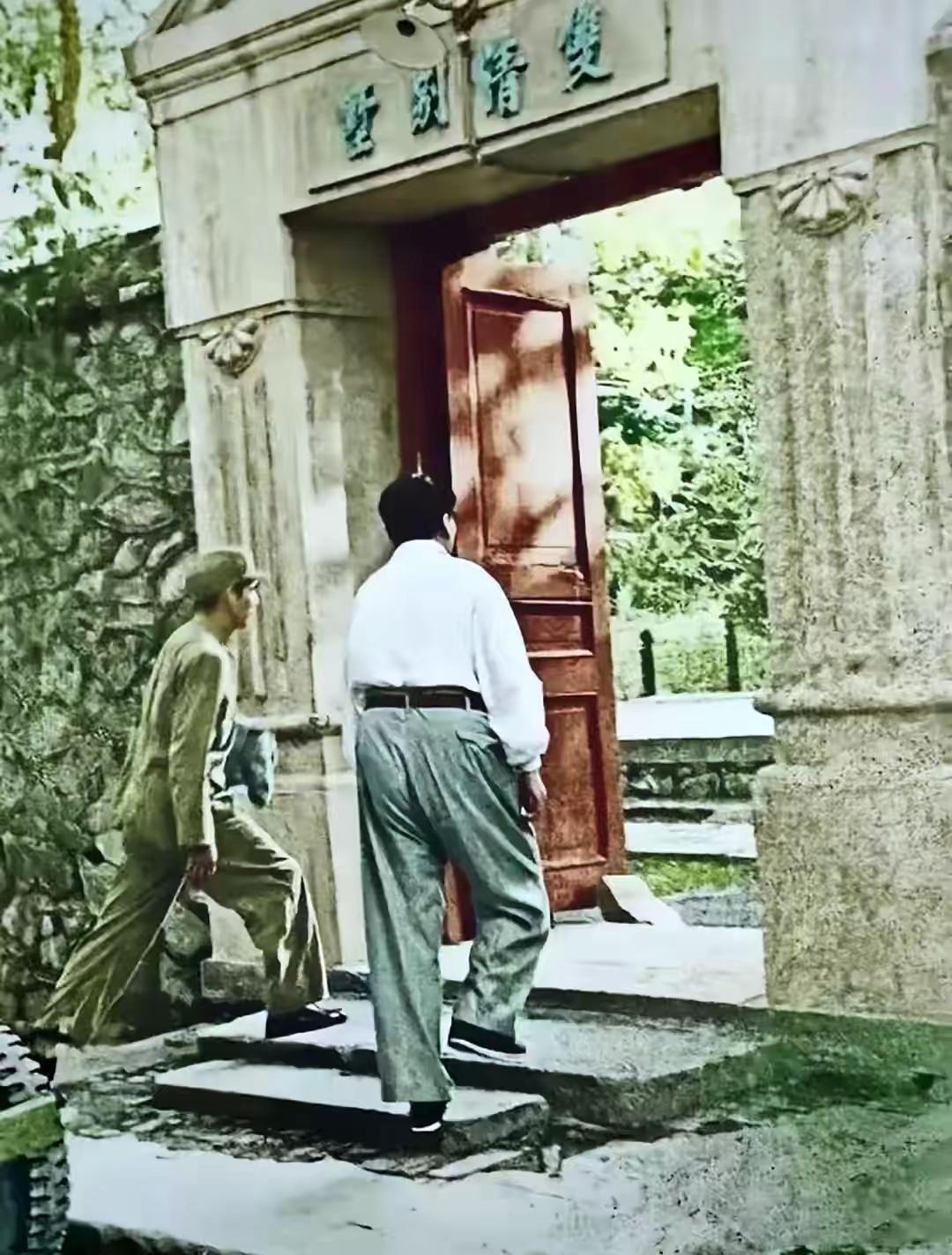 看见毛主席的背影。高大，宽厚，那天，他和小战士一起往院里走，脚上穿的是一双朴