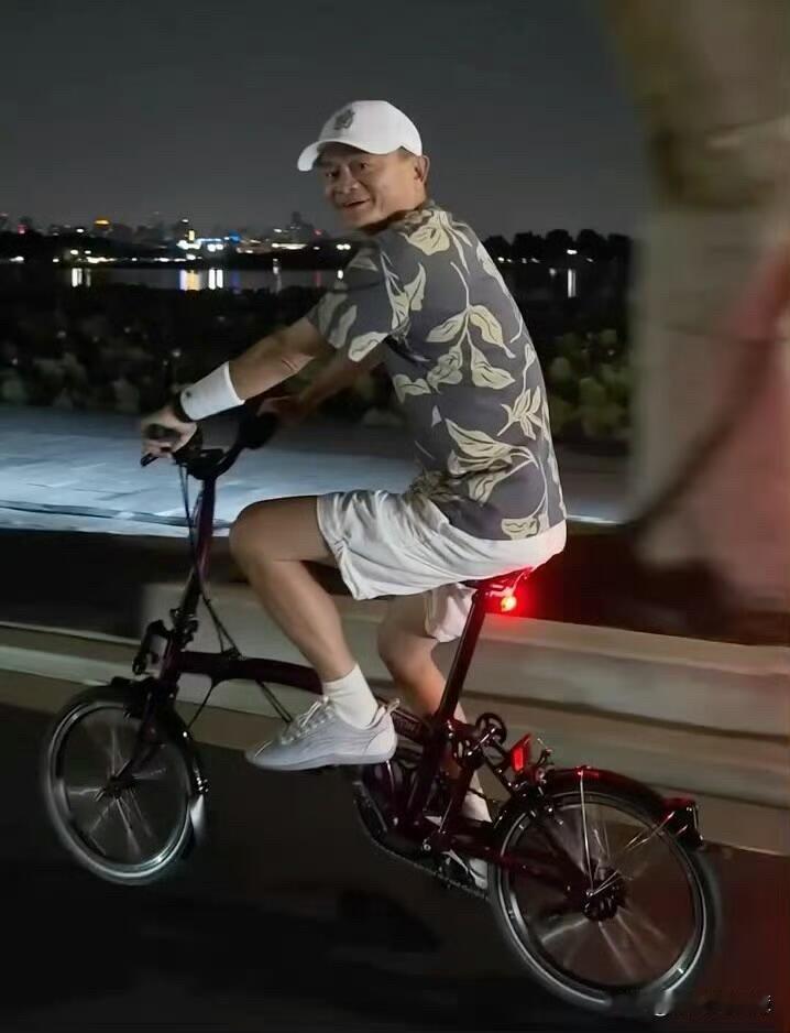 西湖边惊现马云低调骑车，打扮超接地气，白帽子、短袖短裤配运动鞋，运动感十足～～近