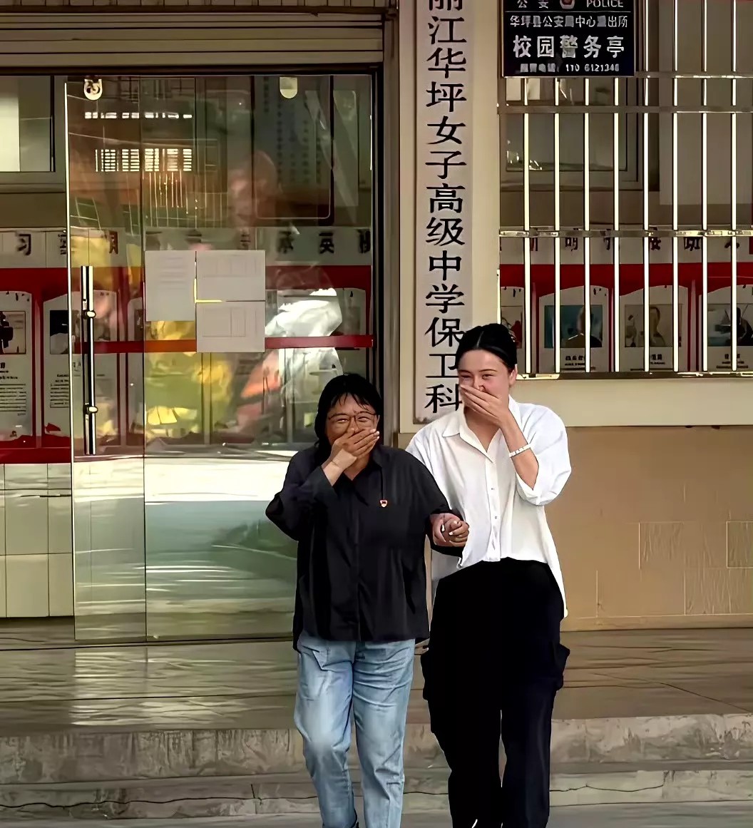 宋佳和张桂梅校长在华坪女高保卫科前的抓拍照！当时两人手牵手，边聊边走，捂着嘴笑得