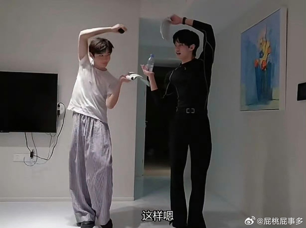 哈哈哈哈哈哈哈哈哈哈笑死了，模仿的还挺有精髓云旗模仿徐冬冬椰树姿势