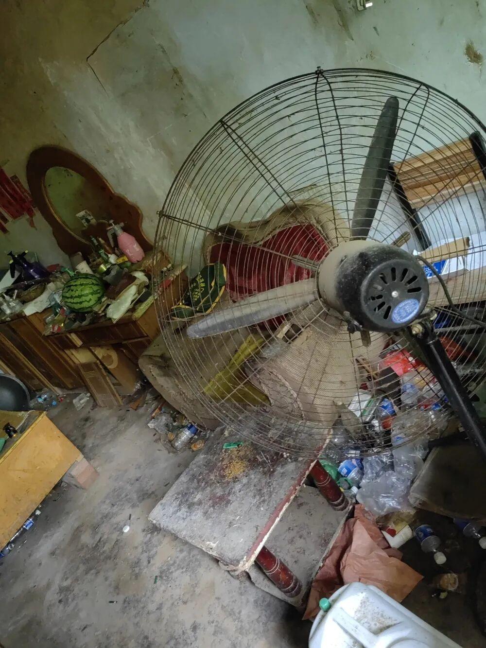 河北邯郸，一名47岁男子去申请低保，工作人员一查征信却愣住了：这个平时连智能手机