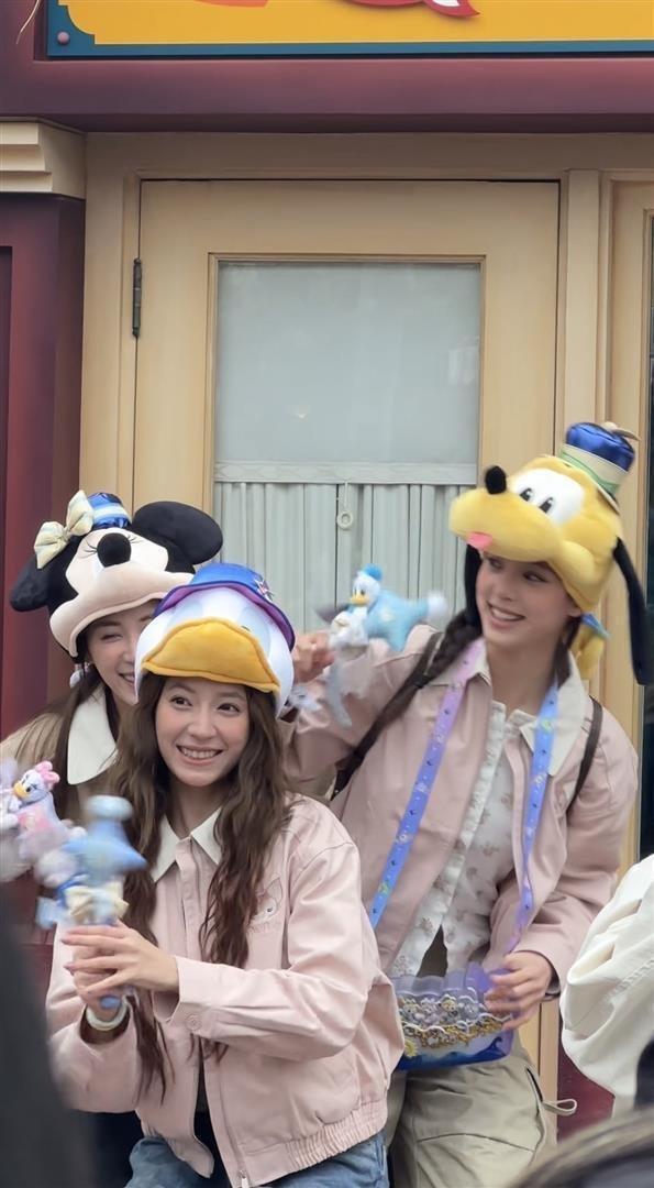 欧阳娜娜三姐妹迪士尼被偶遇，三人都戴着卡通帽，美的各有特色呀