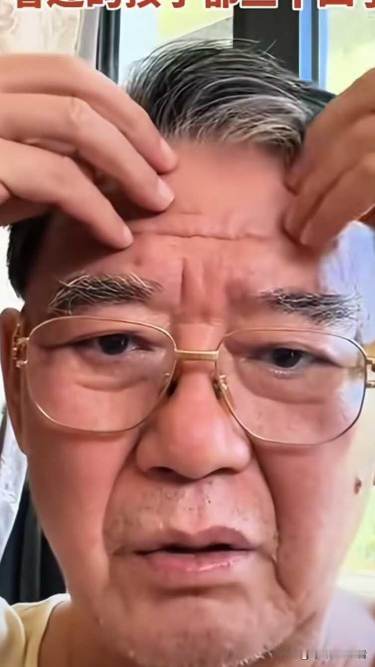 李立群分享自己拍摄《春光灿烂猪八戒》的趣事，老龙王疯了，把自己的角吃了。李立群
