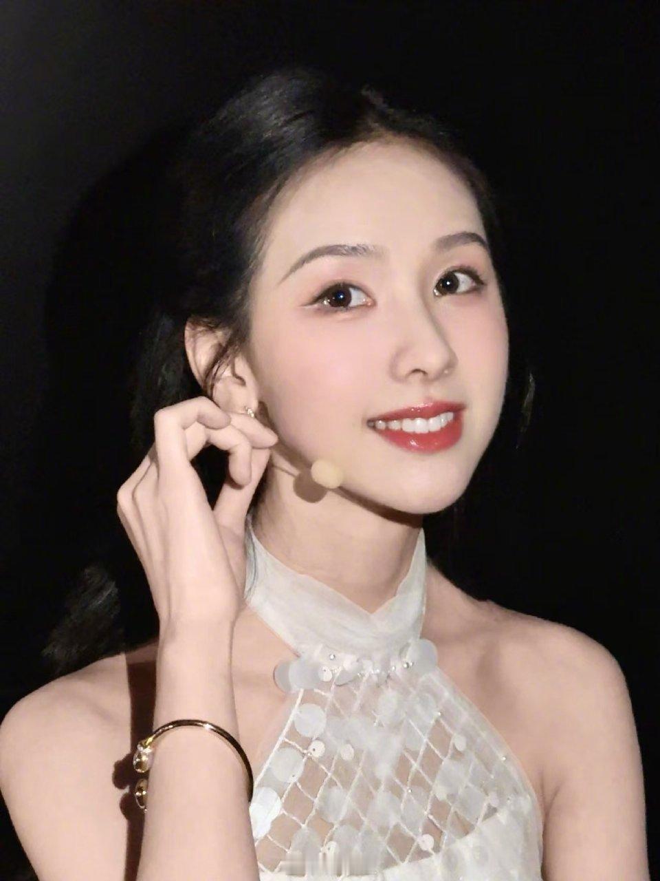 昨天陈都灵妆造让我想到了十年前小嘟嘟主持十佳歌手的样子​​​​