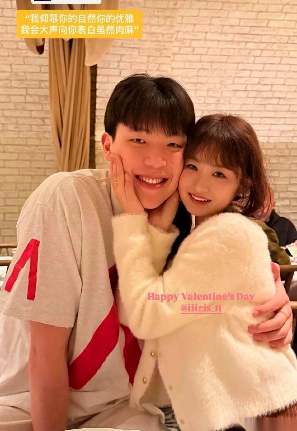 杨瀚森回来了。陪他去美国追梦的女朋友，也跟着他一起落地了。那扇敲了几个月的NB