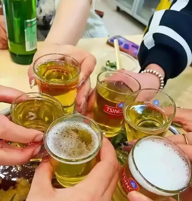 辽宁大连，男子带着10个年轻女子去烧烤店聚餐，期间，共消费了1125元，男子和老