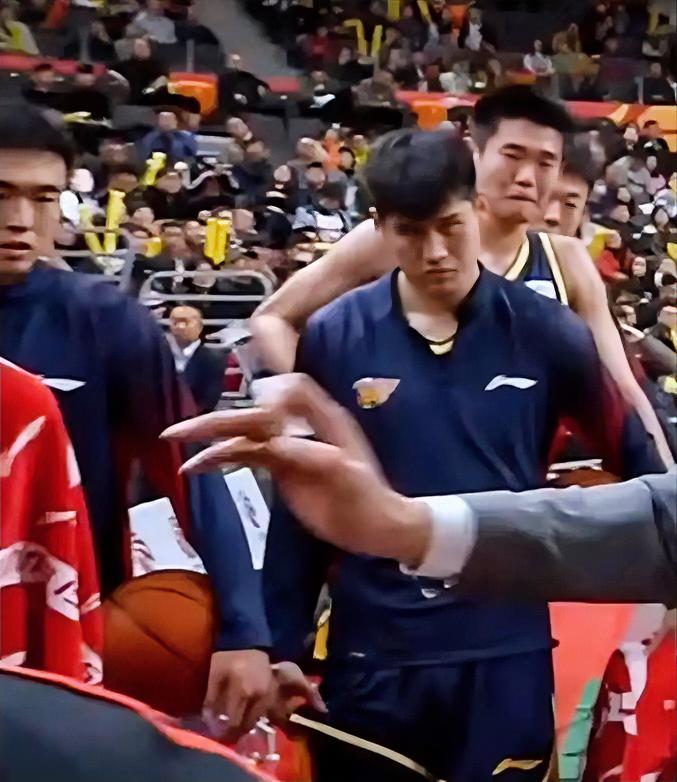 直到看到这张照片，终于知道王洪泽为什么从赛季初这么有自信，到现在双眼无神！王