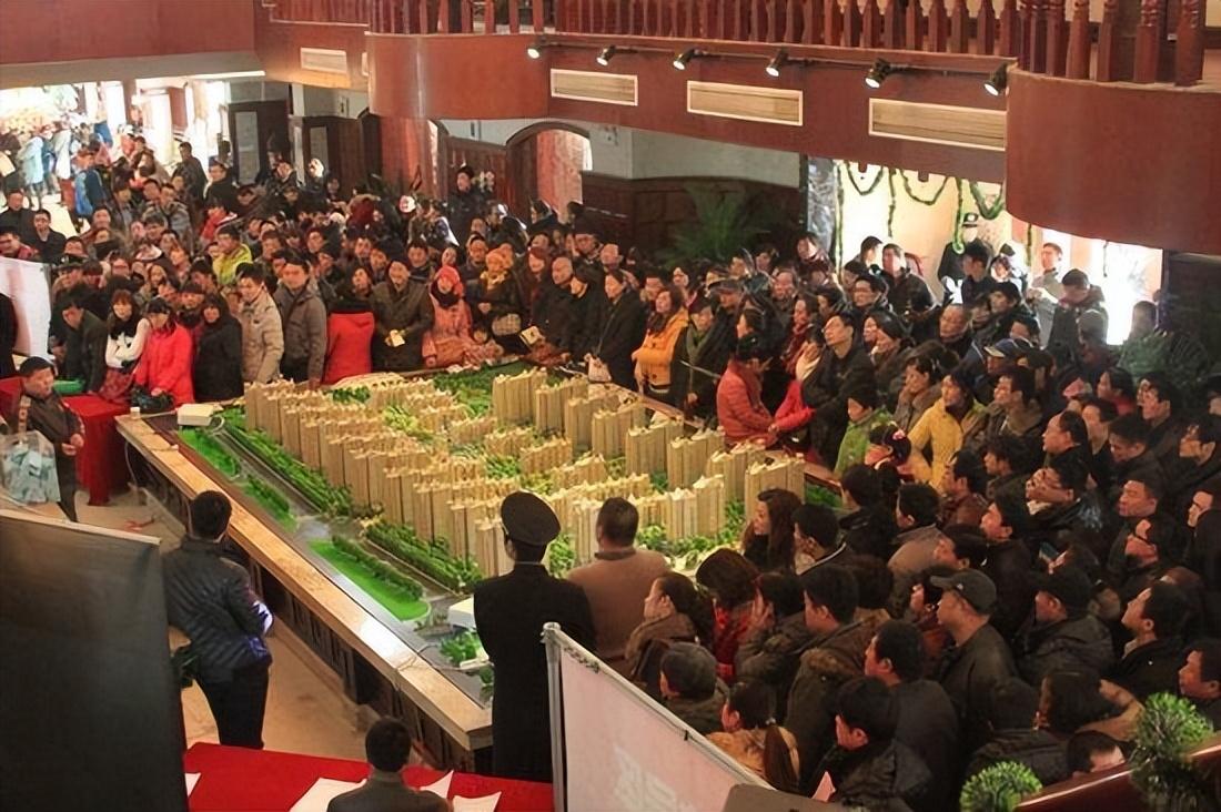 买房竟要被喷辣椒水？这不是夸张的噱头，而是4月13日深圳龙华幸福城臻园开盘现场的