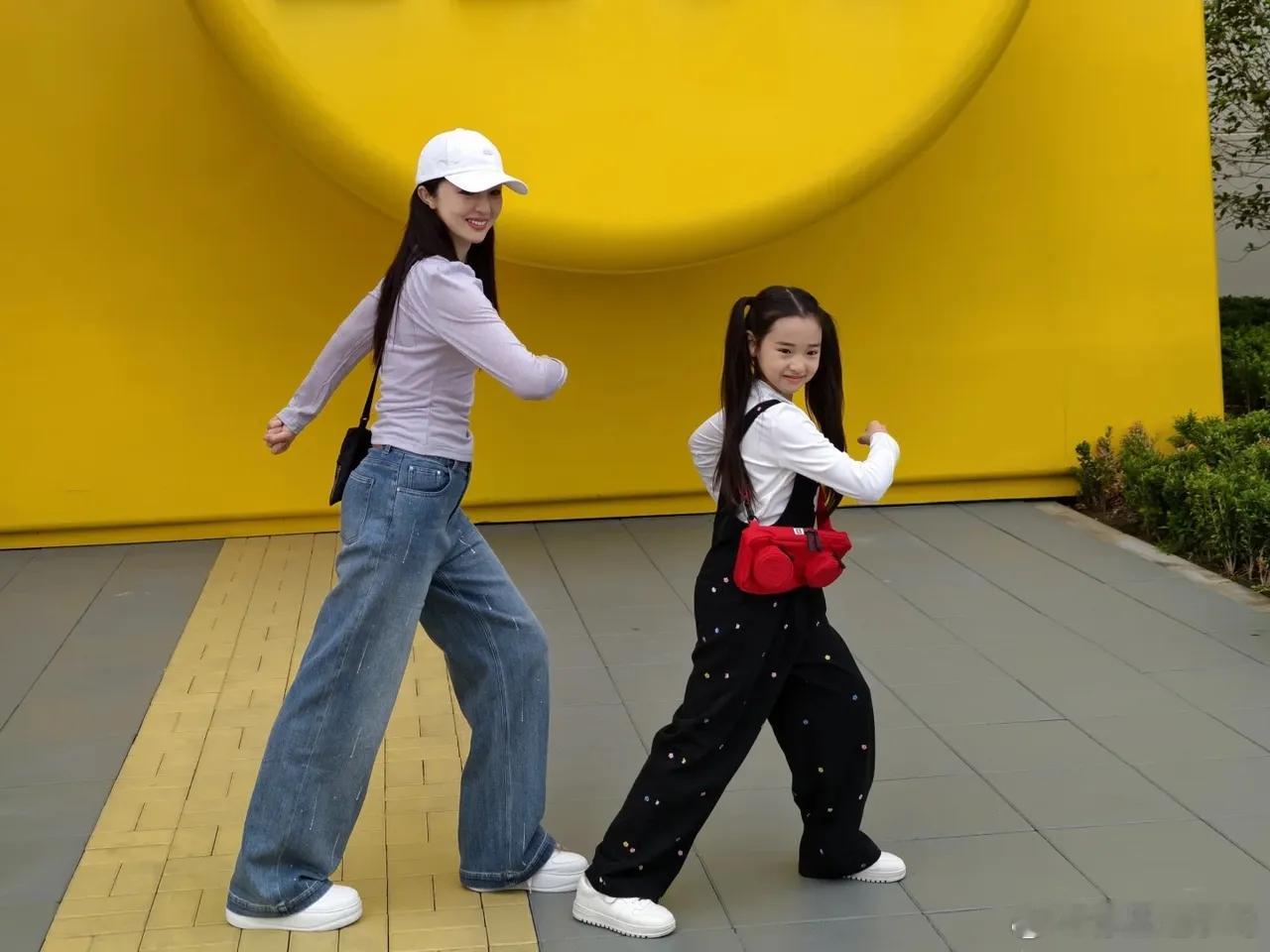 董璇陪女儿在上海乐高乐园玩，母女俩一起拍照，好可爱哦！有一说一，董璇是个很好的妈