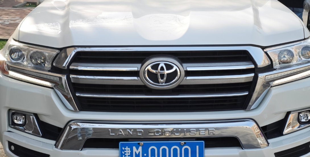 友情提醒大家，拍摄工作车还是别买陆巡了，前脸太复杂，没地方装吸盘