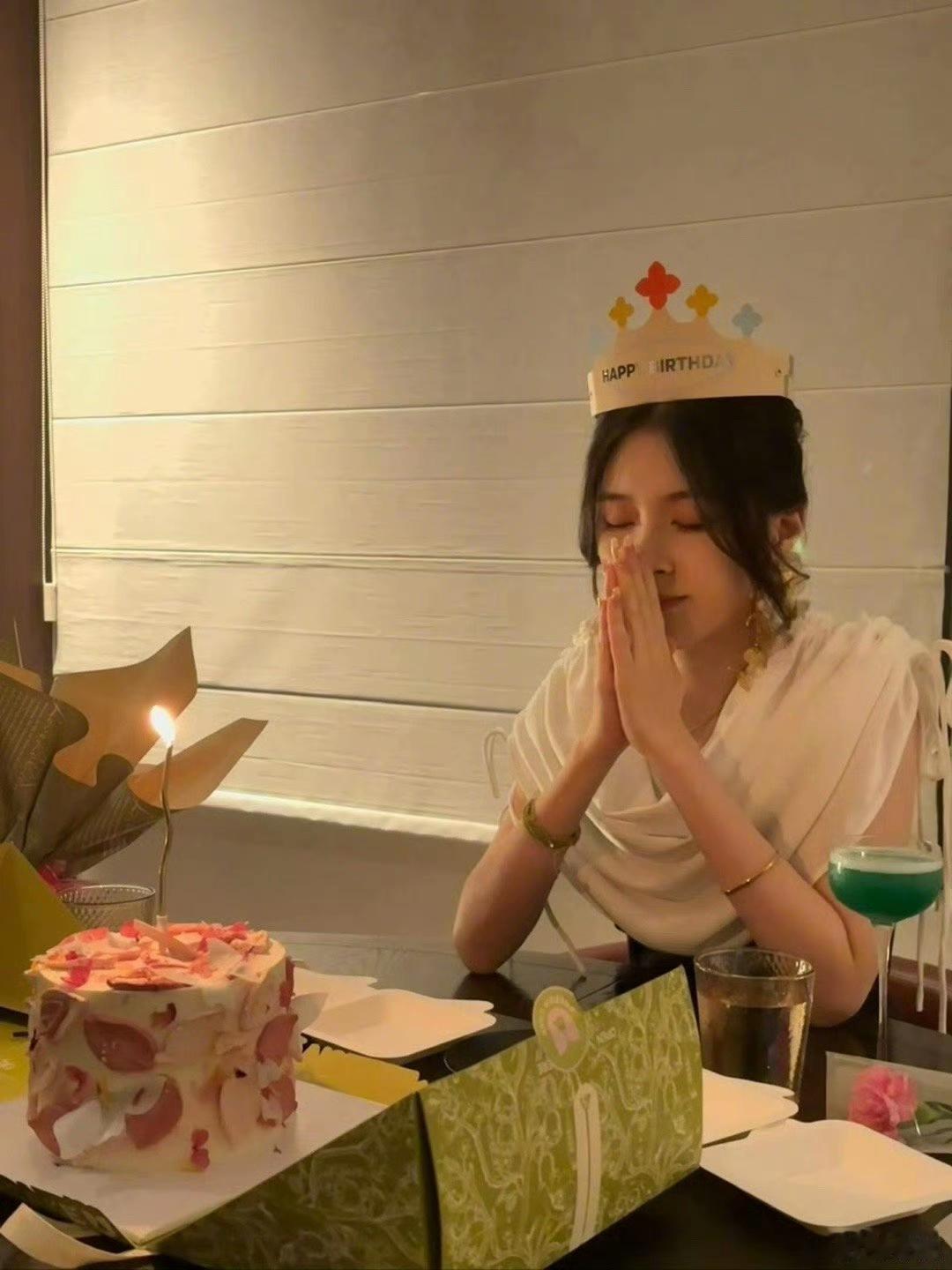 郑钧发文晒出为大女儿郑楚怡庆生，26岁的她是郑钧与前妻孙锋的女儿，离婚之后女儿一