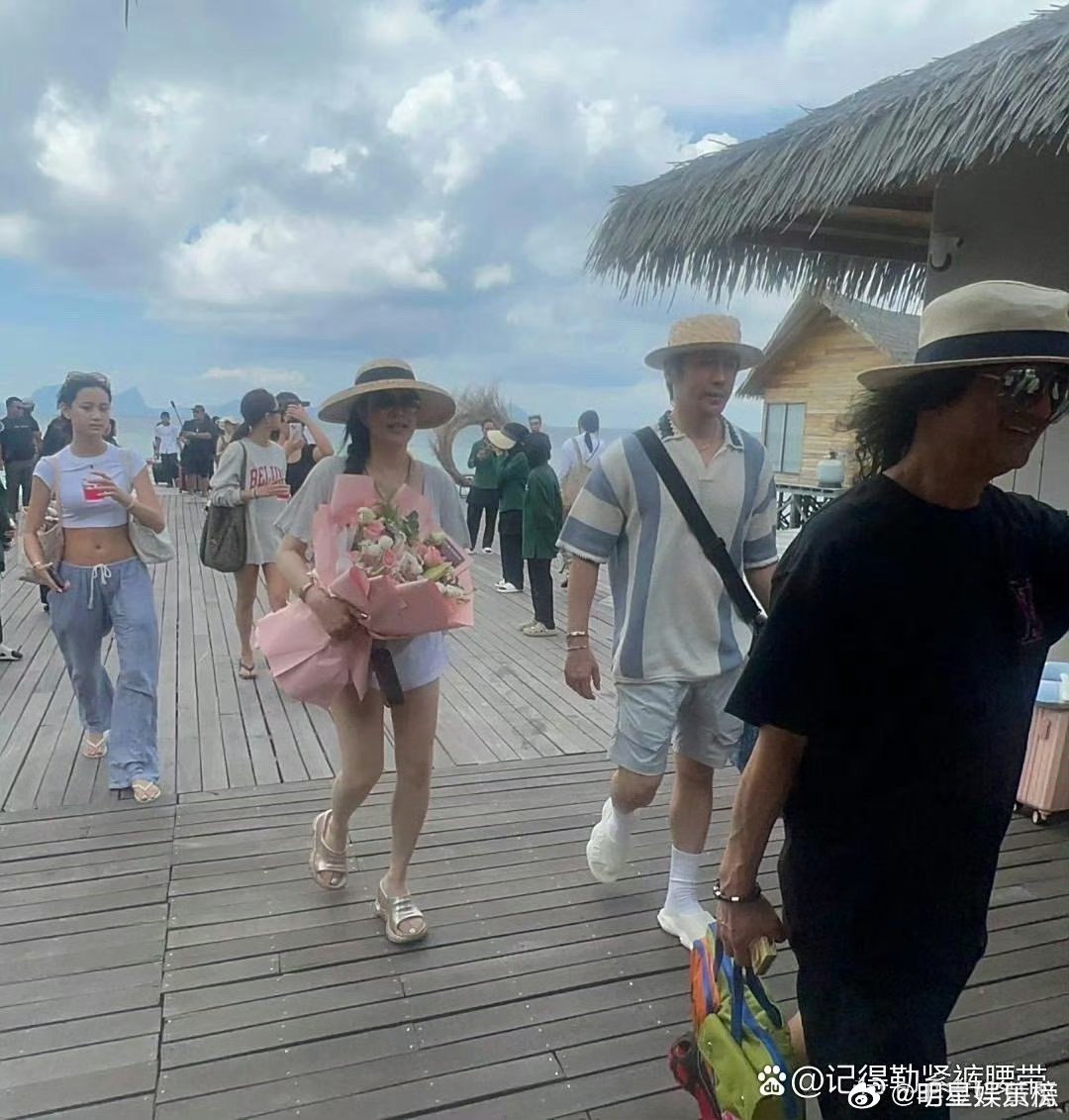 钟丽缇跟老公张伦硕在马来西亚旅游，虽然是相差十多岁的姐弟恋，但是这仪式感比小情侣