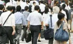 去趟日本才发现，所谓高就业率是个黑色幽默。街头到处是穿反光背心的老头，对着空气鞠