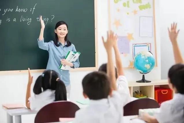 校长带着新来的王老师到一年级上课。王老师在黑板上写了“被子”二