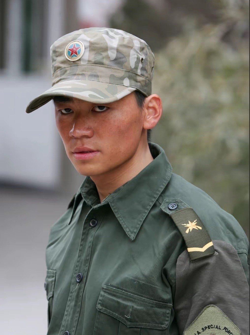 离婚八年境遇大反转！梁家辉一句评价，让王宝强再度引爆全网！《狠家伙》发布会之上，梁家辉公开称赞王宝强