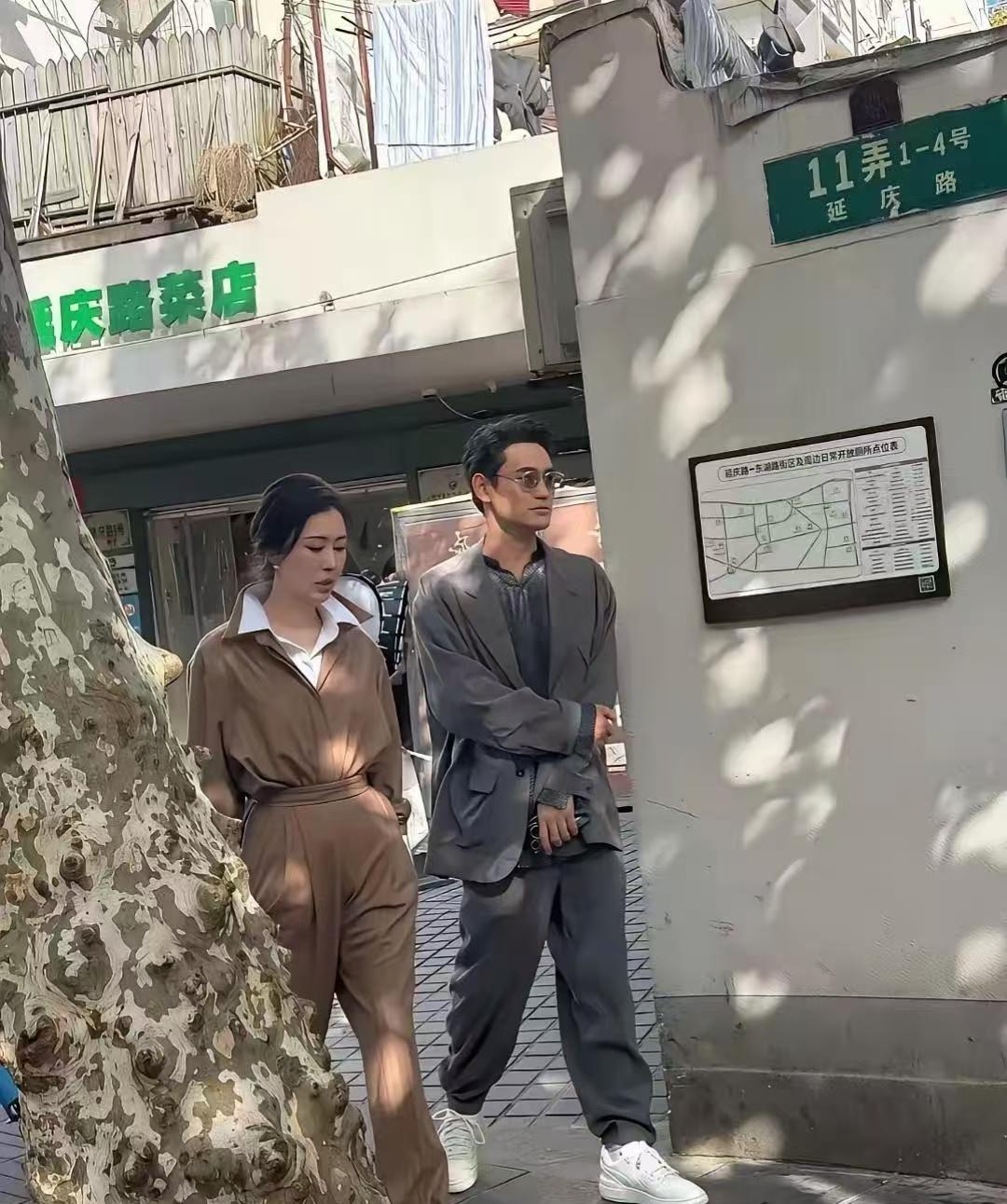 王石身边那位，气场又变了。这哪是田朴珺，简直是钮祜禄·朴珺。她往那一站，旁边