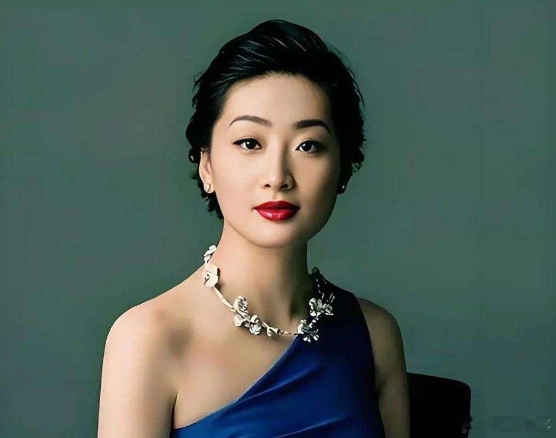 突然就懂了，宗馥莉出国上学时，陪在身边的不是妈妈施幼珍，而是杜建英，不是因为施幼