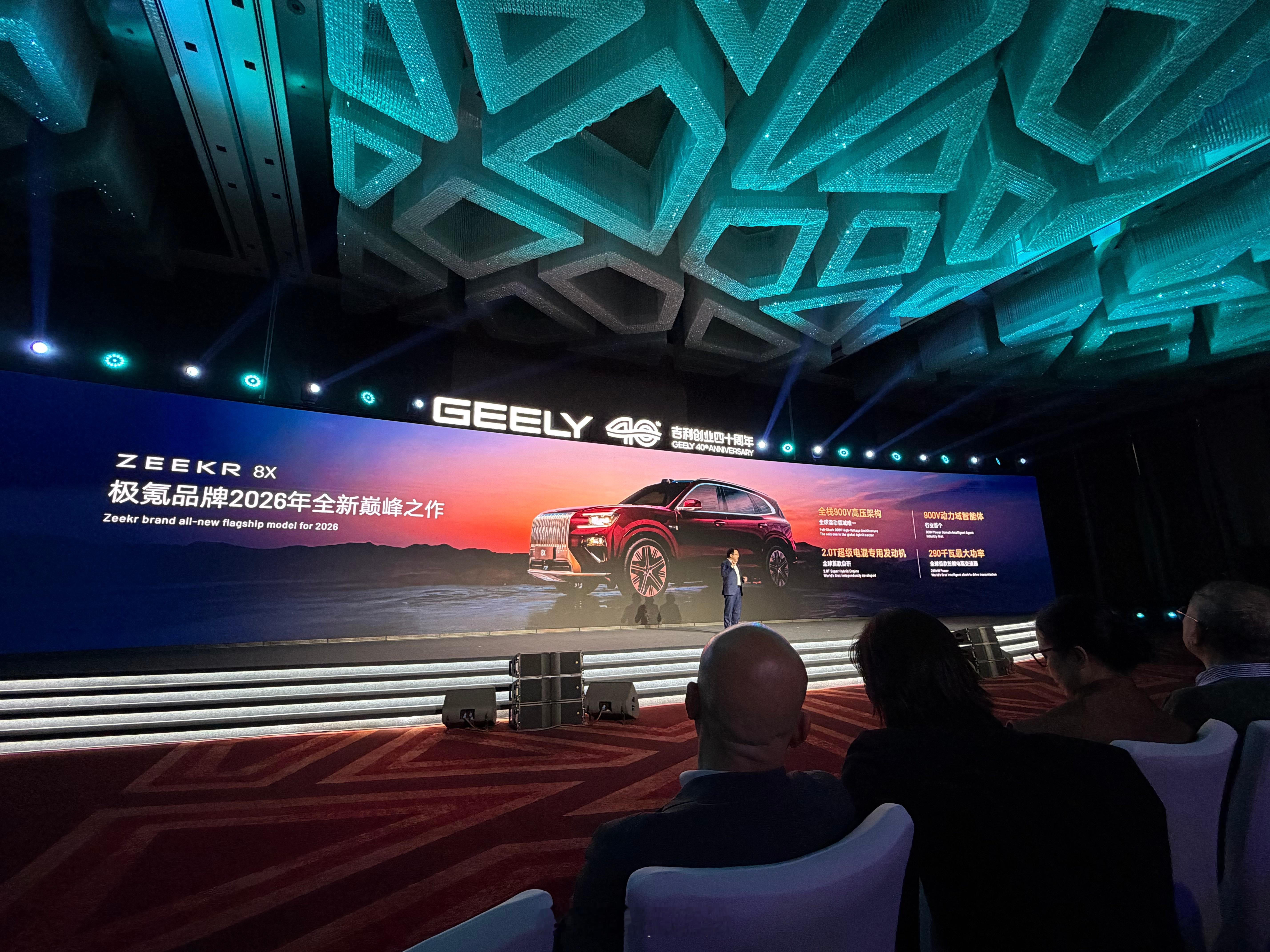 极氪8X，定位超级电混高性能旗舰SUV，刚刚也正式官宣摊牌了。这不是9X小弟，而