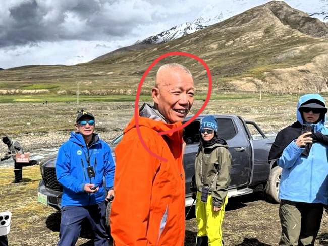 这得多打脸，环保专家现在都还在组织当地老百姓上山捡“炸山”残留物！
