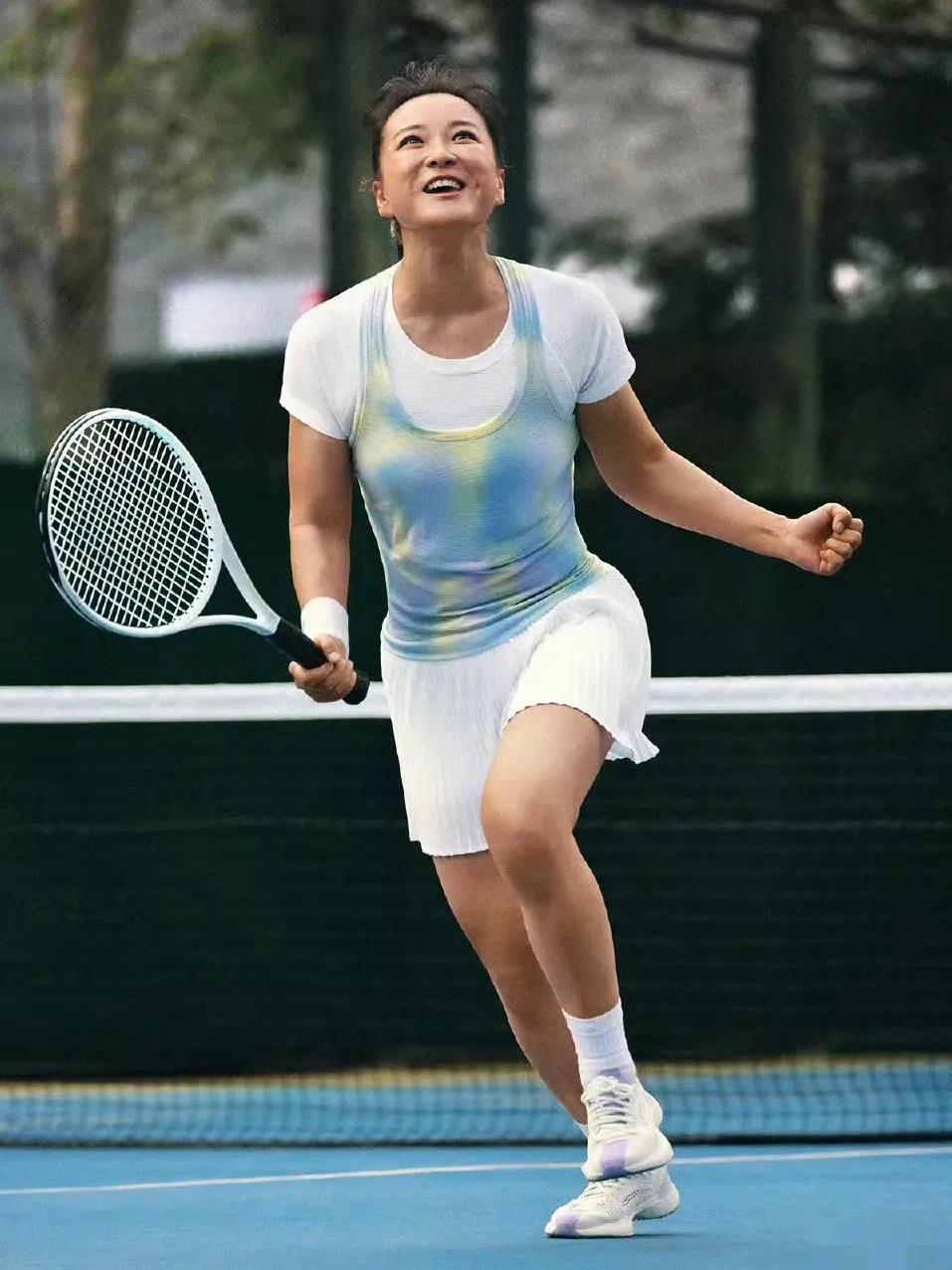 贾玲又美翻了！不嫁人，不拍戏，也不做导演，你想干啥？她一身运动装，和游泳健将打网