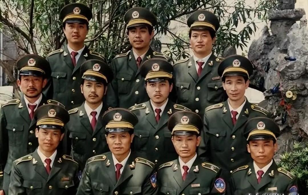 纸箱装着尸体，高材生编谎话，谁在替他善后。黄智生被人抬出家门，再没回来。邻居看