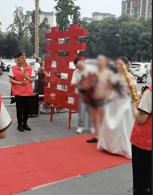 太丢人！新郎被扒只剩短裤皮鞋，拉新娘走红毯，网友怒了：这不是婚闹，是侮辱！