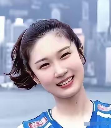 中国女排这12朵金花，个个英姿飒爽，赛场之上尽显锋芒！自由人王梦洁，灵活敏捷，