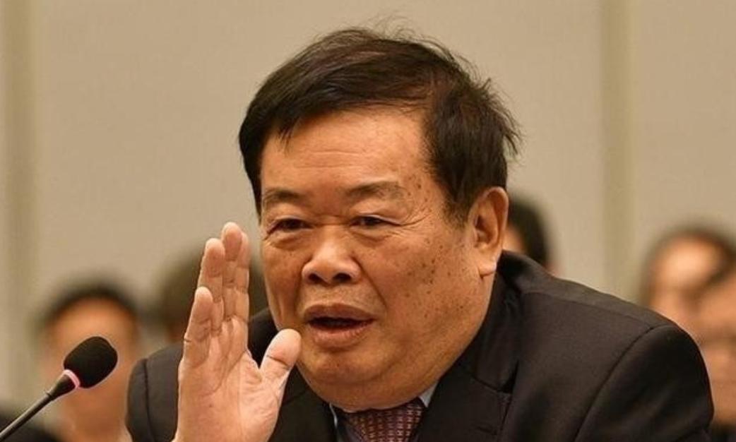 1990年，一个名牌大学生到福耀公司求职，曹德旺看了简历后直接说：“你去锅炉车间